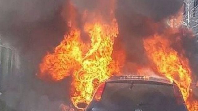 Digjen gjatë natës dy makina në Vlorë, në pronësi të një 49-vjeçari