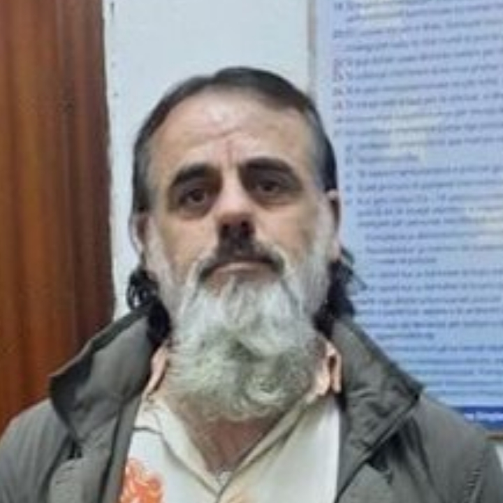 ‘Po dolët jashtë, sëmureni’. Ky është i ‘çmenduri’ që ngujoi dhe rrahu për 6 vite gruan dhe fëmijët e tij në Tiranë! Dilte nga banesa vetëm të premteve për t’u falur. Arrestohet