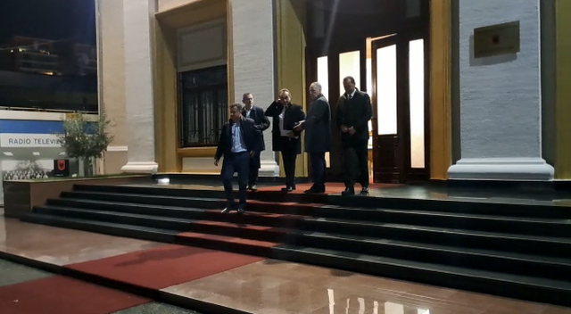 Bllokoi për mbi 30 minuta foltoren, Nikolla përjashton Flamur Nokën nga seanca