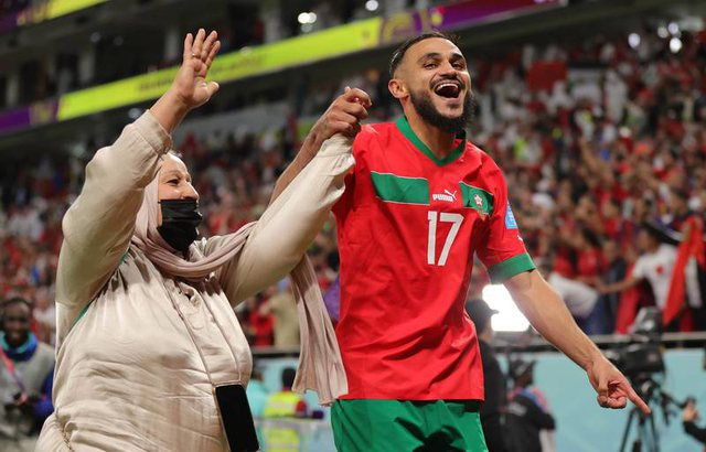 Fituan ndaj Portugalisë, yjet e Marokut festuan në fushë me familjet, Boufal kërceu me nënën