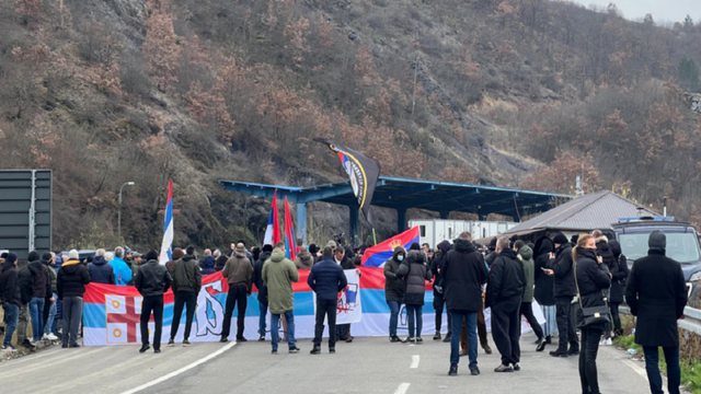 Tensionohet situata në Jarinjë/ Përplasje mes policisë serbe dhe protestuesve që mbështesin grupin që vendosi barrikadat