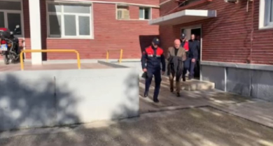 Përplasi për vdekjen 17-vjeçarin, Vasil Bollano lë spitalin me pranga në duar dhe niset drejt gjykatës