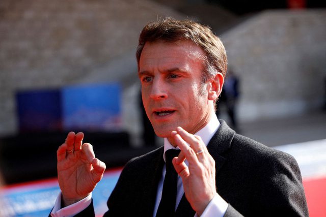 Macron shpërndan prezervativë falas për moshat 18-25 vjeç
