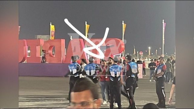 Skandal në Katar, tifozët shqiptarë nuk lejohen të futen në stadium me simbolet kuqezi