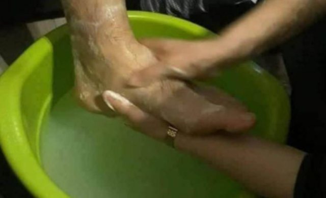 Nusja refuzon të lajë këmbët e vjehrrit në Paskuqan, babë e bir e rrahin keq: Më kapën për flokësh dhe më qëlluan me shpulla