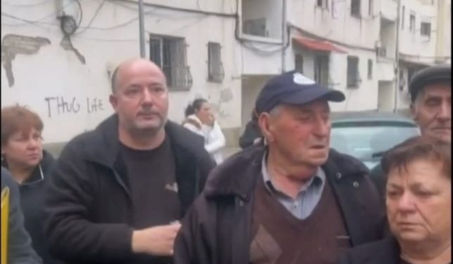 Banorët e pallatit në Kombinat nxirren nga shtëpitë e tyre, përplasen me policinë: Ku do mbytemi, na thonë shkoni bëni gjyqe për të përfituar banesë