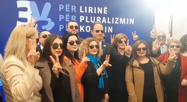 Demokratët e Elbasanit vendosin syze dielli në solidaritet me Berishën