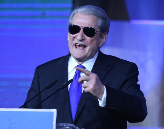 Berisha: Politikanëve të Kosovës t’ju vijë turp që nuk thanë një fjalë për rrahjen time, unë u shpëtova nga pushtimi Rama-Vuçiç, o frikacakë