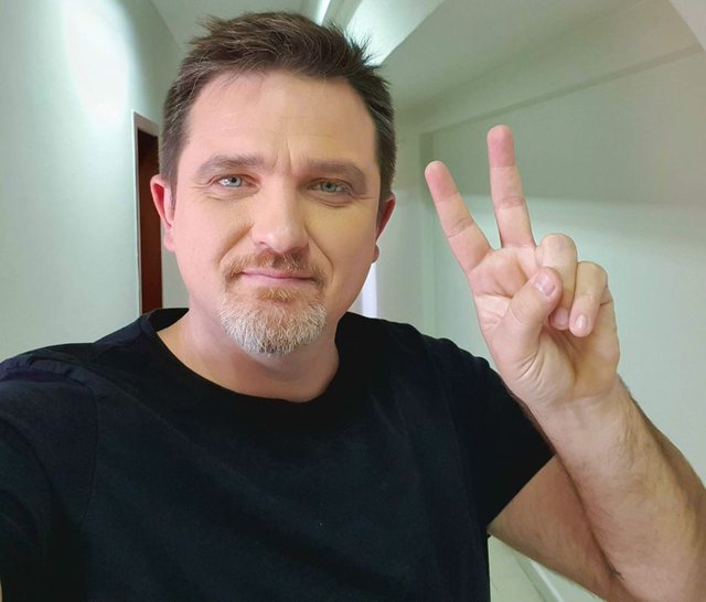 Humbi në primaret e PD-së për Tiranën, humoristi Deda: Nuk ia dola dot, dola me shumë pak vota, por per mua s’ka rëndësi sasia por cilësia