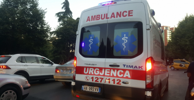 Tronditëse/ Gruaja debaton pse i hoqën ndihmën ekonomike dhe vdes gjatë takimit me kryetaren e bashkisë Lushnje