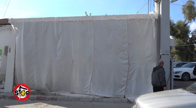 Marifeti i elbasanlliut/ Merr leje për mur rrethues, e mbulon me leckë dhe ngre godinë pa leje