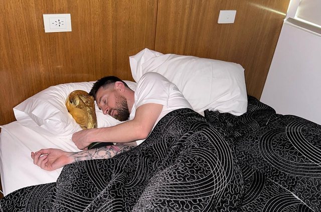 Messi përqafon trofeun në shtrat