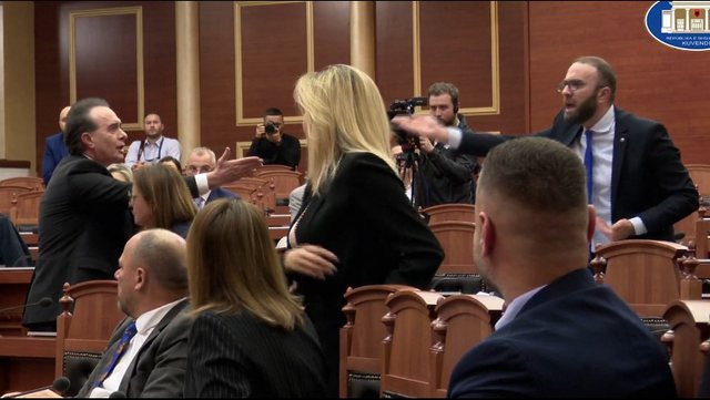 Tensione në Kuvend/ Deputetët e ‘Rithemelimit’ shkojnë drejt foltores, Baçi i afrohet Bardhit, ndërhyn Garda