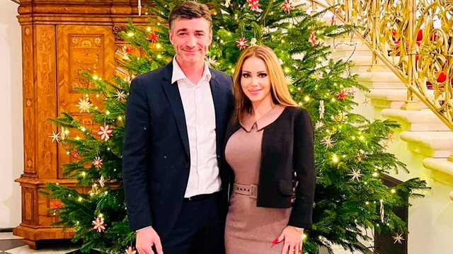 “U takuam dhe u dashuruam”, deputeti lë gruan me tre fëmijë për ish yllin e pornos