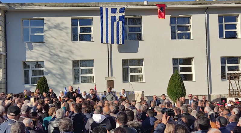 FOTOLAJM/ Mitsotakis në Derviçan, flamuri grek dhe shqiptar valëviten pranë njëri-tjetrit…madhësia ndryshon