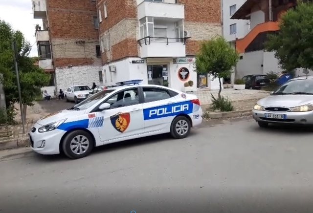 ‘Më ka vjedhur shtëpinë’/ Dy të rinjtë në Krujë kërcënojnë hajdutin, njëri arrestohet, tjetri shpallet në kërkim