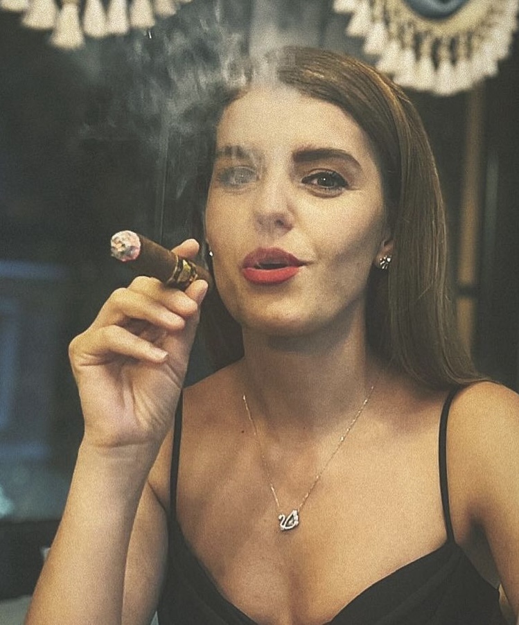 “U tërbofsh se na tërbove”/ Aktiviteti i Erisa Feros në TikTok, nga dredhja e të pasmeve tek party-t “e çmendura”