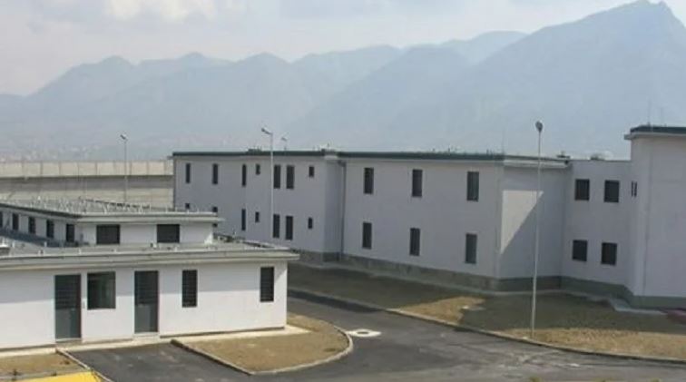 Zbulohen 6 doza kanabis në qelinë e Izetit, i burgosuri në Drenovë tenton t’i gëlltisë