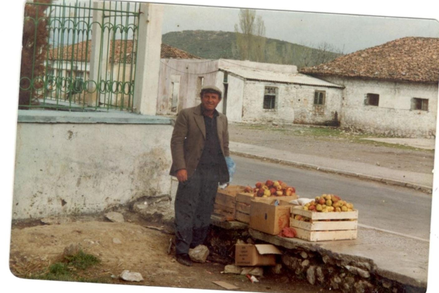 Shkarkohet gjyqtari se nuk justifikonte 300 mijë lekë të babait që shiste mollë në rrugë dhe nuk zvarriti gjyqet për të moshuarit