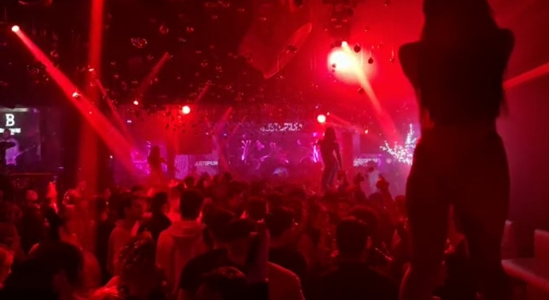 Video / Harbohen në disko gjyqtarët e rinj para se të kapin çekiçin, plas e ‘bardha’ pas mesnate 