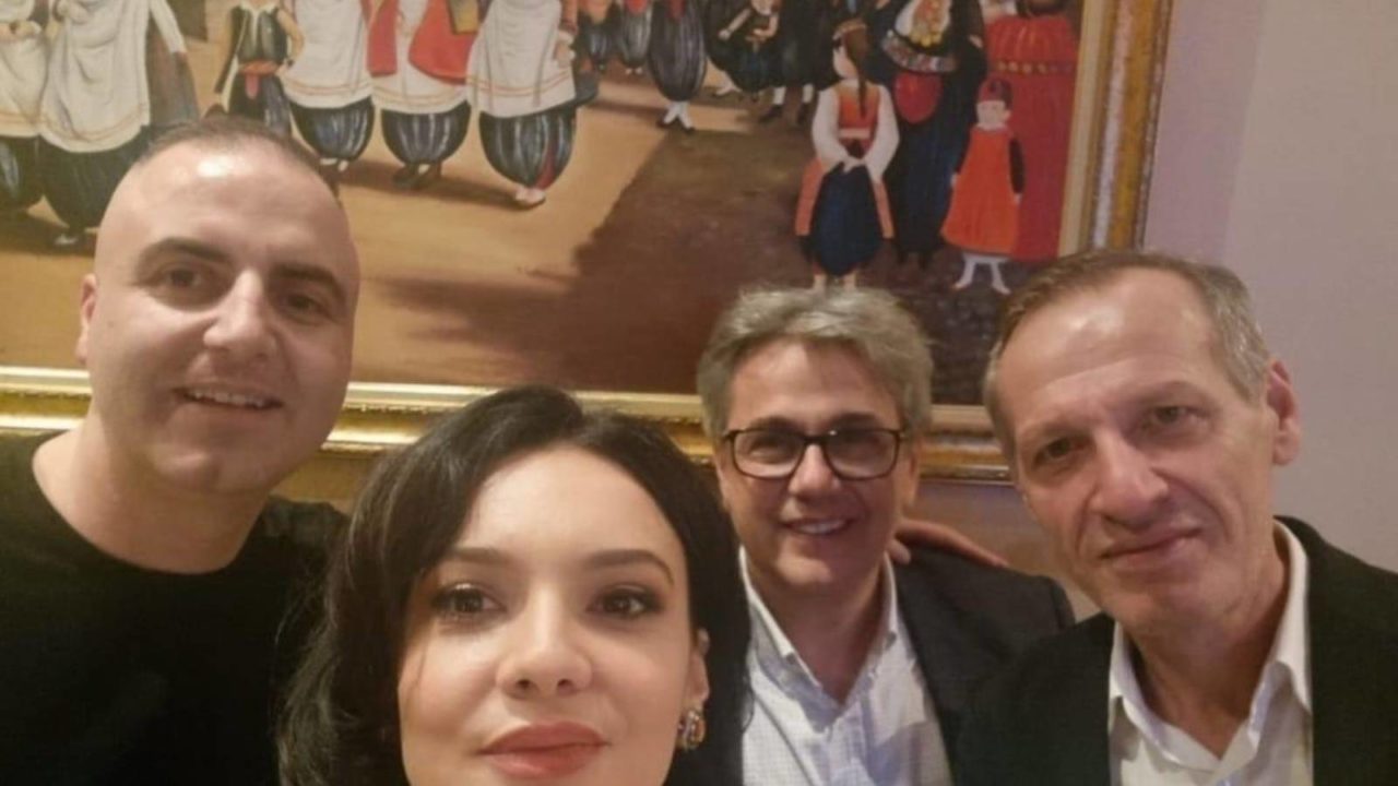 Shpartallohet partia e Metës në Shkodër, Agron Çela i bashkohet PS-së, ikën edhe kryetari Ndou, Mona vijon shfaqjet me syze dhe kitare