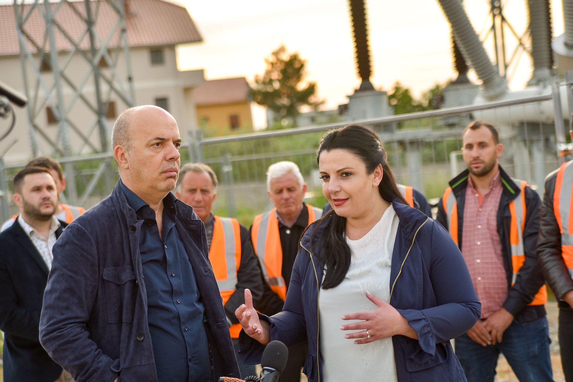Pas Dakos, rrihet vençe kreu i OSHEE Ardian Çela në parking pas konfliktit me Ballukun për ndarjen e tenderave, Bela e dublon me një ushtar të saj 