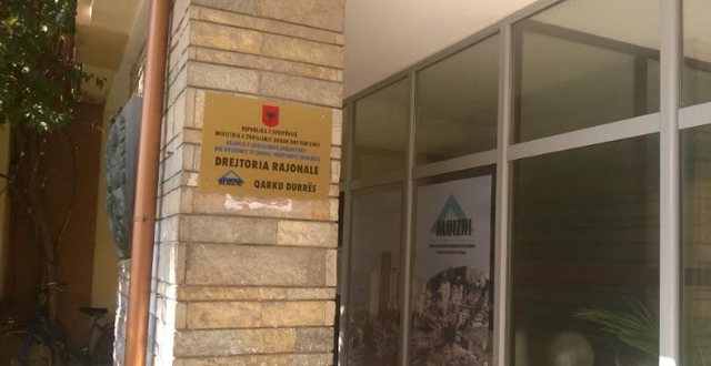 Përvetësuan 5000 metra katrorë tokë përmes falsifikimit, arrestohet ish-juristi i hipotekës së Durrësit dhe dy të tjerë