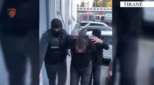 Prezantoheshin si punonjës të shtetit për të mashtruar bizneset, tre të arrestuar