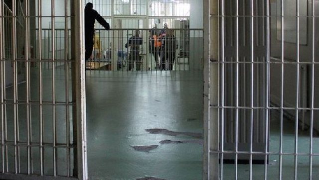 Polici kapet me drogë tek të mbathurat në burgun e Drenovës