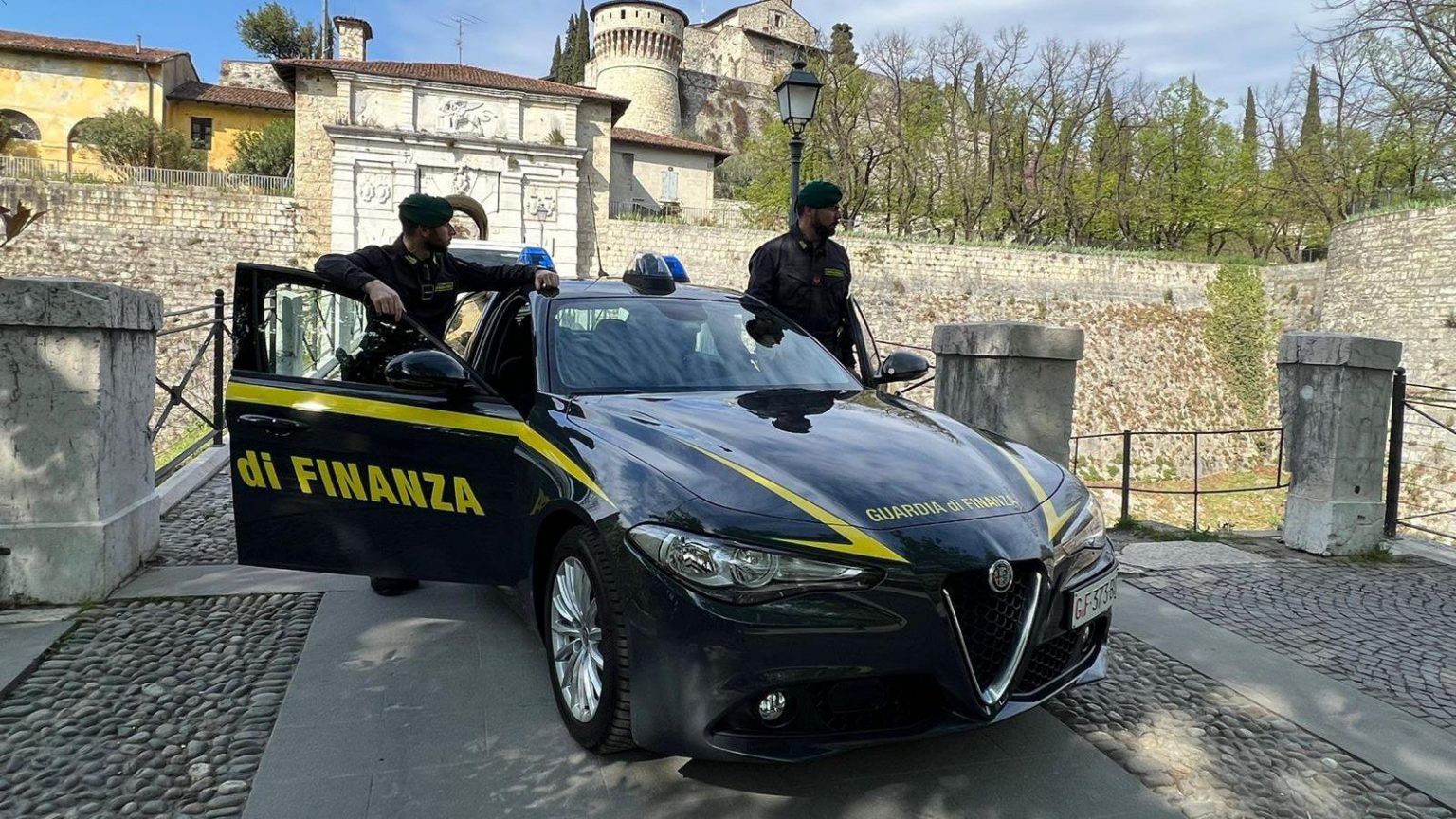 Detaje nga megaoperacioni / EUROJUST: U godit rrjeti i trafikut të drogës nga Shqipëria në Itali, 30 të arrestuar, sekuestrohen armë dhe drogë (EMRAT-VIDEO)