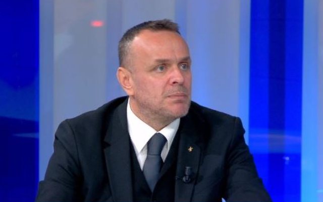 Si përfundoi unaza e Ervin Karamucos në shtëpinë e pastrueses hajdute Rozeta Dobi. Eksperti: Ma vodhi kur erdhi duke lyer!