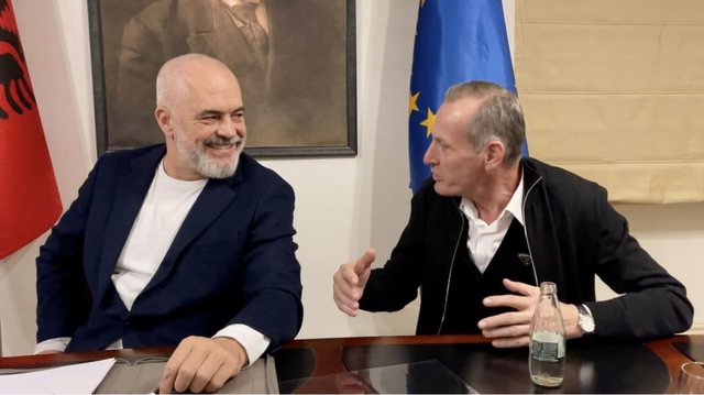 Rama zyrtarizon “blerjen” e Agron Çelës nga partia e Metës, pozojnë të buzëqeshur të dy: Shkodra na bashkon