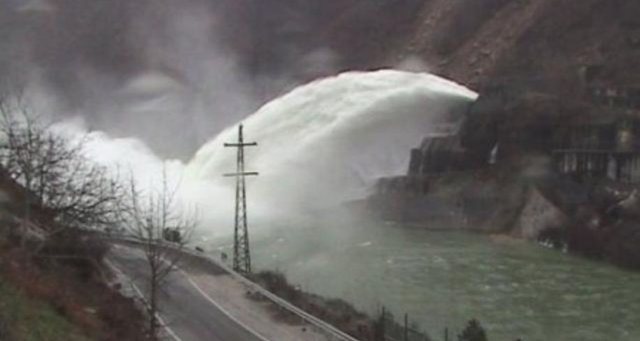 Reshjet intensive të shiut, tre hidrocentralet më të mëdhenj të Shqipërisë hapin portat e shkarkimit