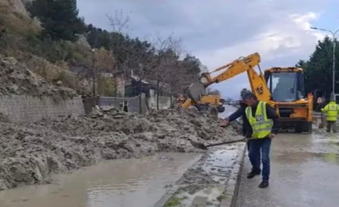 Bllokohet qarkullimi në Currila, rrëshqitja e dherave u bllokon rrugën bizneseve (FOTO)
