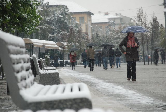 Shira me intensitet të lartë dhe dëborë, egërsohet moti në vend