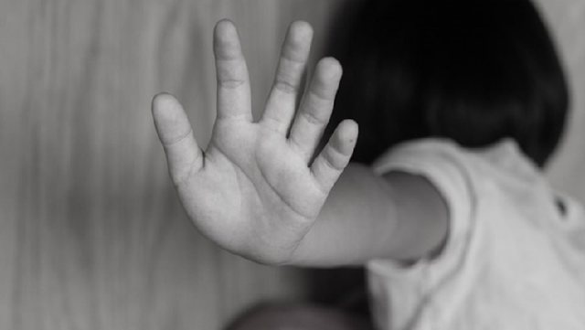 Iu prezantua si pronar klubi dhe i ofroi punë, shqiptari mban peng 23-vjeçaren në Greqi, dëshmia: 4 klientë në ditë për 150 €