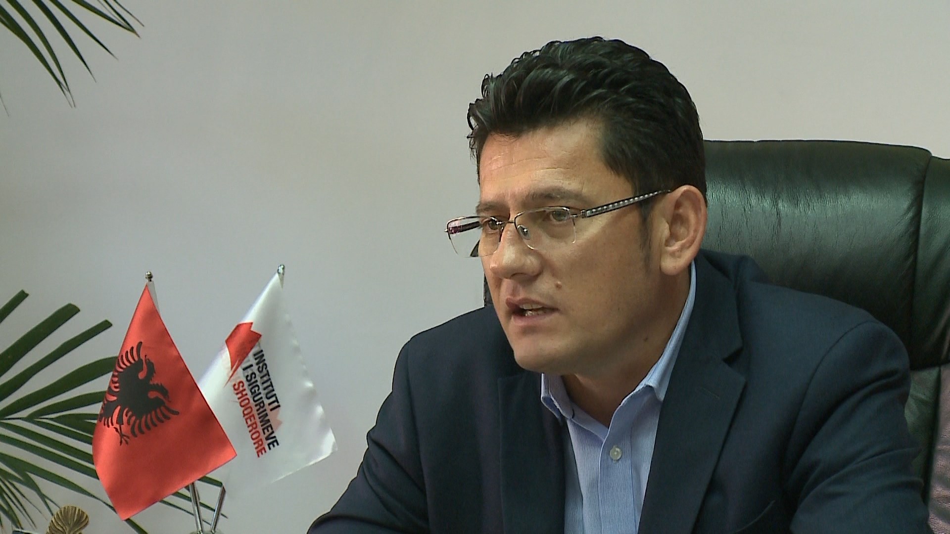 Drejtori i ‘pensioneve’ Astrit Hado afera me tendera, vjedh edhe naftën e shtetit, abuzime me emërimet, makinat publike përdoren privatisht, lidhja klienteliste me Ben Tigrin 