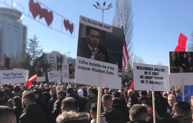 Arben Ahmetaj bëhet “meme” në protestë
