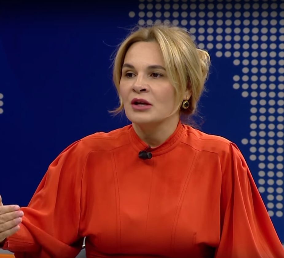 Kryemadhi: T’i thyejmë karriget kokës njëri-tjetrit, n’ato maje rripa-rripa një herë ma hipe, një herë ta hipa