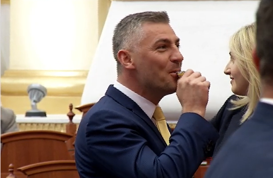 Tensione të shumta në Kuvend, deputeti i PD nxjerr bilbilin dhe…