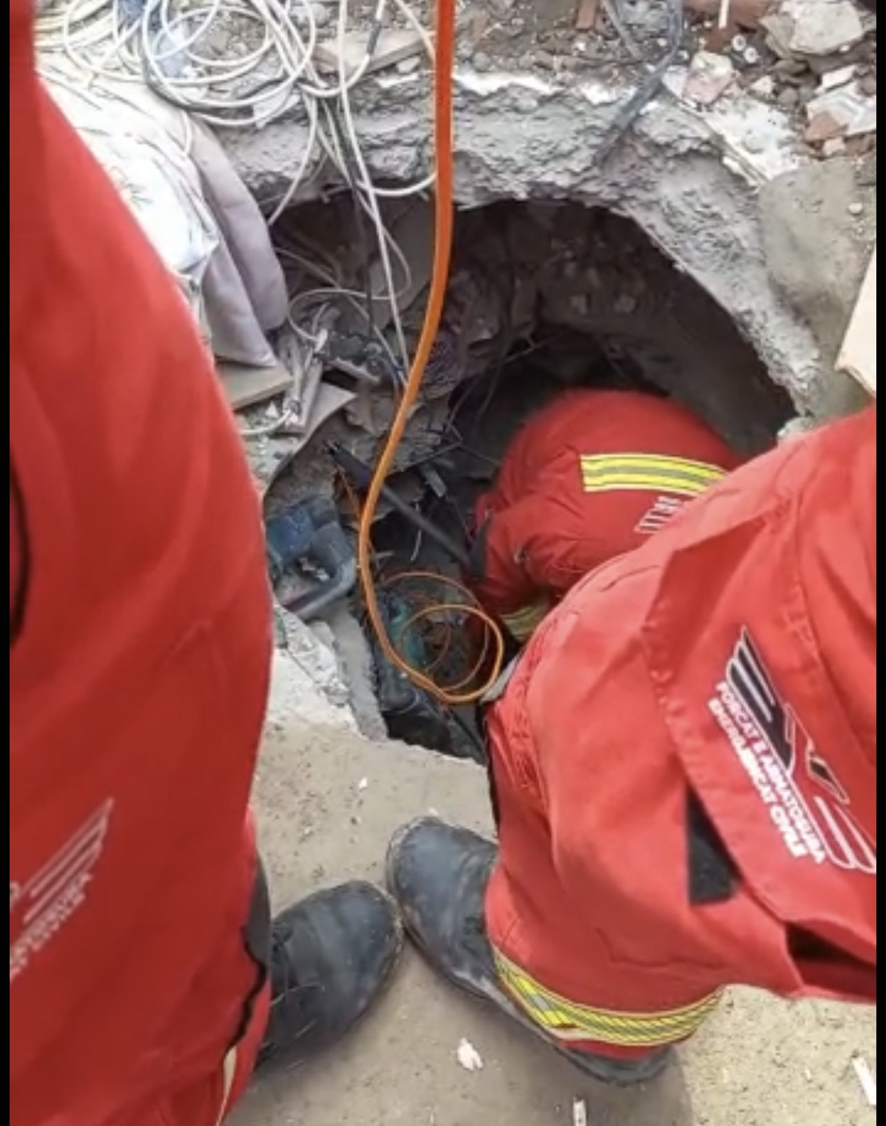 Momenti kur emergjencat shqiptare mundohen të nxjerrin personat nën rrënoja