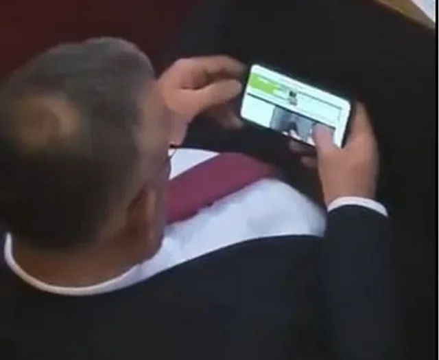 Mediat serbe publikojnë FOTOT- Deputeti serb shikon PORNO në mes të debatit për Kosovën në Kuvend