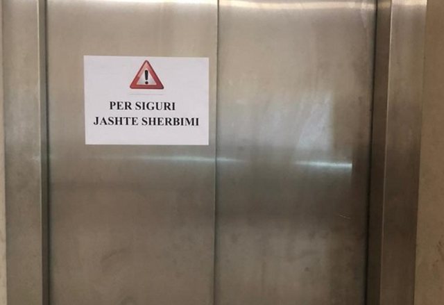Ashensori ra nga kati i pestë në zero, Policia: Lejoheshin 3 persona, kishin hipur 5