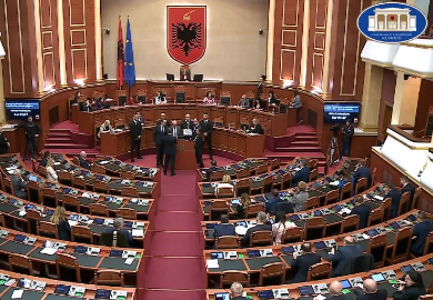 Kaos dhe zhurmë, opozita godet tavolinat në Kuvend