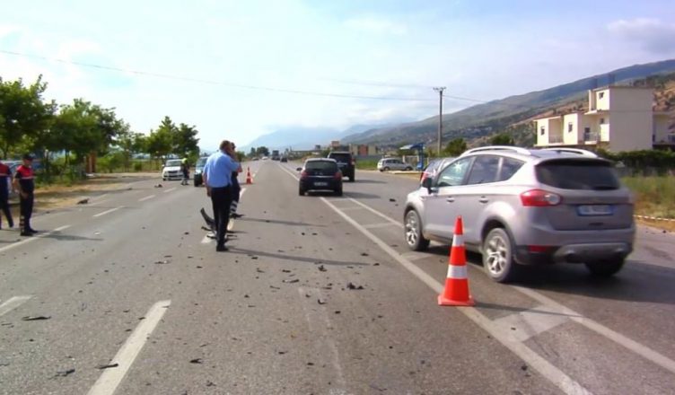 Makina del nga rruga në Has, humb jetën gruaja, plagoset bashkëshorti