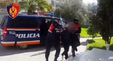 Ktheu lokalin në sallë të lojërave të fatit dhe shiste pije të kontrabanduara, shpallet në kërkim pronari në Korçë