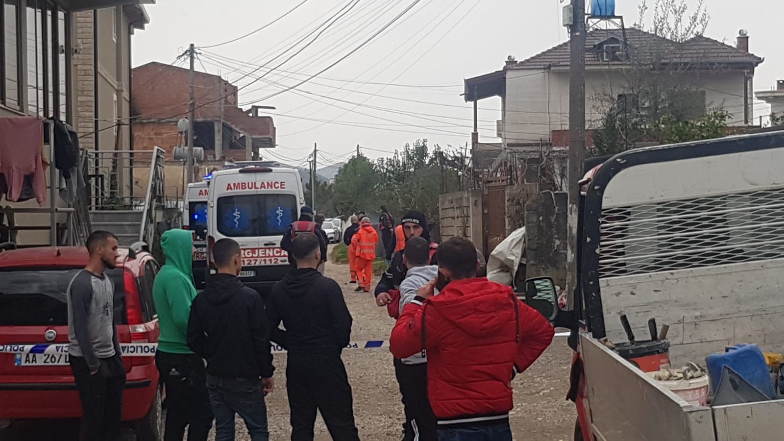 Pamje nga vendngjarja, identifikohet njëra viktimë dhe të plagosurit në Paskuqan