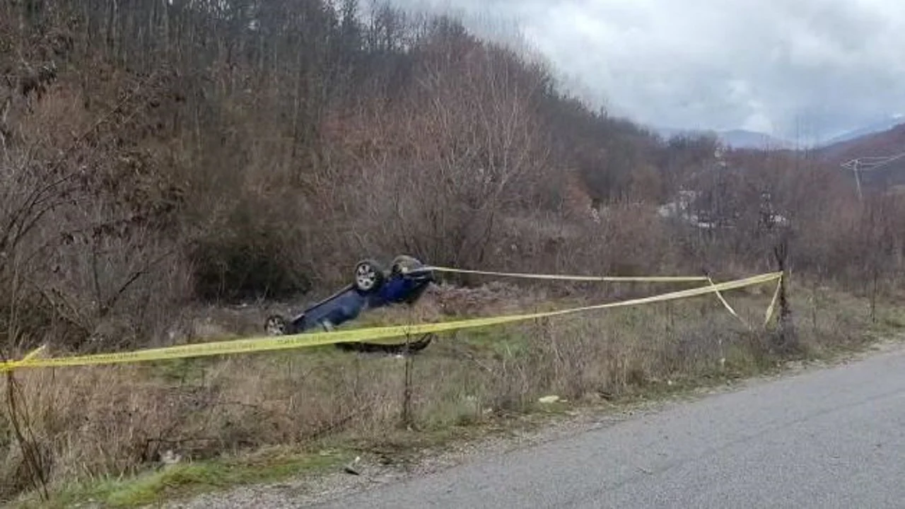 Tragjike/ Makina përmbyset buzë përroit, humb jetën drejtuesi 18 vjeçar në Dibër