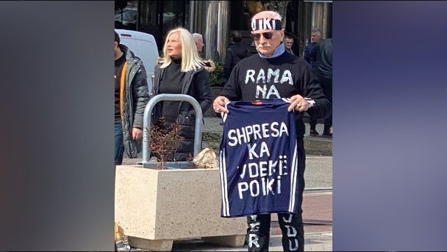 Protestuesi me veshjen e veçantë: Rama na mori shpirtin!