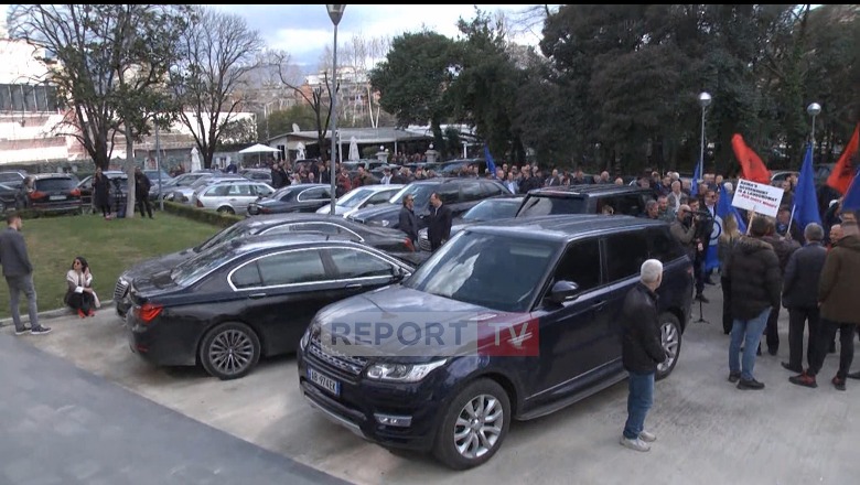 Alba Malltezi: Oborri i PD plot me Range Rover e Benza, protestuesit të dëshpëruar tek kangjellat